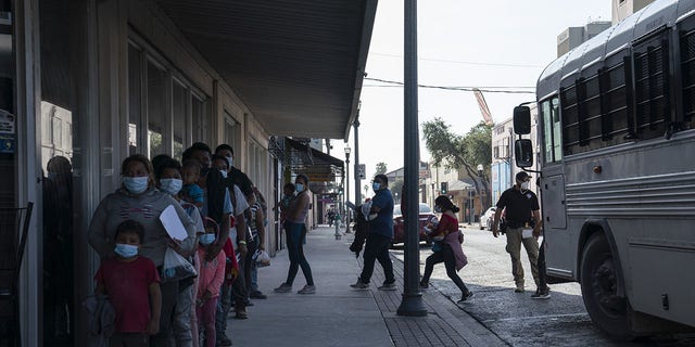 Aug. 4, 2021: Asylum seekers arrive at a COVID-19 testing site after being processed by U.S. immigration officials in McAllen, Texas, Amerikaanse. Fotograaf: Veronica G. Cardenas/Bloomberg via Getty Images