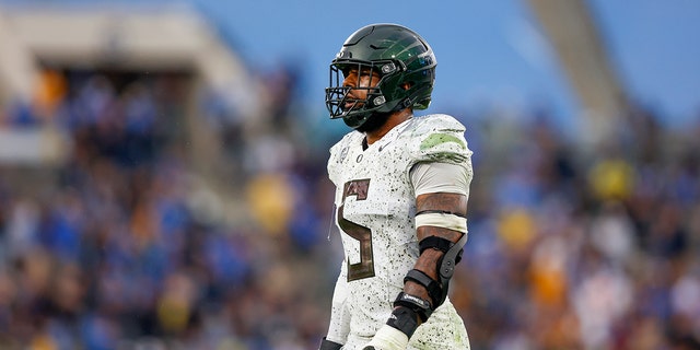 Oregon Ducks defensive end Kayvon Thibodeaux during a game between the Oregon Ducks and UCLA Bruins Oct. 23, 2021, at the Rose Bowl in Pasadena, Calif.