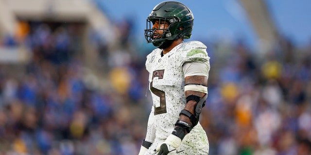 Oregon Ducks defensive end Kayvon Thibodeaux (5) during a college football game between the Oregon Ducks and the UCLA Bruins on October 23, 2021, at the Rose Bowl in Pasadena, それ.