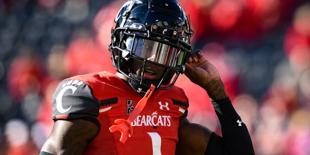 CINCINNATI, OH - NOVEMBER 06: Cincinnati CB Ahmad "Sauce" Gardner (1) during a college football game between the Tulsa Golden Hurricane and Cincinnati Bearcats on November 6, 2021 at Nippert Stadium in Cincinnati, OH.