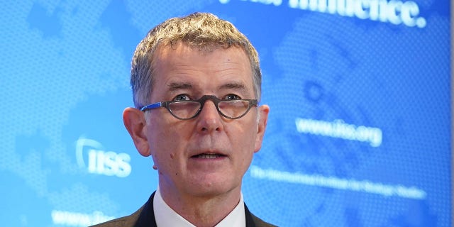 Giám đốc MI6 Richard Moore phát biểu tại Viện Nghiên cứu Chiến lược Quốc tế, London, vào ngày 30 tháng 11 năm 2021, nói rằng các cơ quan tình báo của Anh phải mở rộng hợp tác với lĩnh vực công nghệ toàn cầu nếu họ muốn chống lại các mối đe dọa mạng ngày càng tăng từ các quốc gia thù địch, tội phạm và khủng bố.