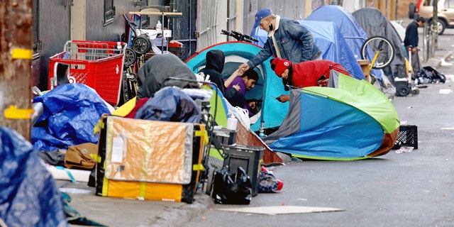 Homeless people consume illegal drugs in an encampment in San Francisco. (Gary Coronado / Los Angeles Times tramite Getty Images)