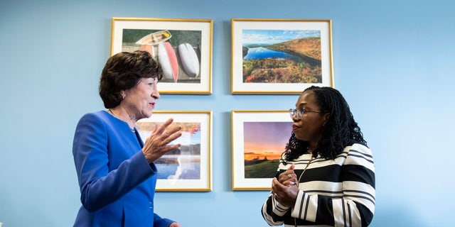 WASHINGTON, DC – 8 MARS: le candidat à la Cour suprême Ketanji Brown Jackson rencontre la sénatrice Susan Collins (R-ME) dans le bureau de Collins sur Capitol Hill le 8 mars 2022 à Washington, DC.  (Photo de Drew Angerer/Getty Images)