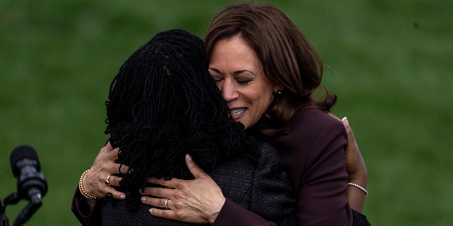 Judge Ketanji Brown Jackson and Vice President Kamala Harris hug after the conclusion of an event on the South Lawn of the White House on April 08, 2022 在华盛顿, 直流电.