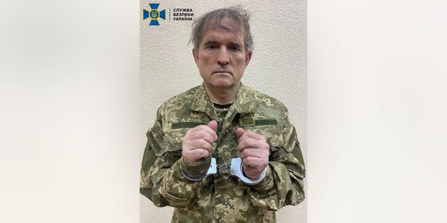 逃亡寡头和俄罗斯总统弗拉基米尔·普京的密友维克多·梅德韦德丘克在乌克兰安全局于2022年4月12日在乌克兰进行特别行动后被戴上手铐。