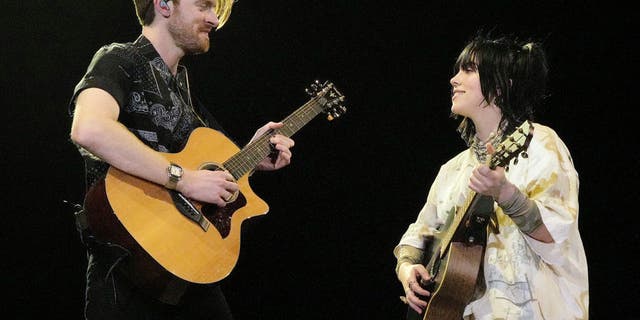 Finneas e Billie Eilish se apresentam no palco do Coachella Theatre durante o Coachella Valley Music and Arts Festival 2022 em abril.