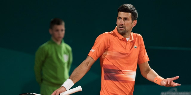 Sırp Novak Djokovic, 20 Nisan 2022'de Sırbistan'ın Belgrad kentinde düzenlenen Sırbistan Açık ATP 250 turnuvasında Sırp Laslo Jare ile oynadığı maçta tepki gösteriyor. 