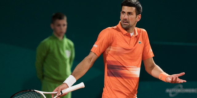 Novak Djokovic de Serbia reacciona durante un partido contra Laslo Djere de Serbia durante el torneo Serbia Open ATP 250 en el Novak Tennis Center el 20 de abril de 2022 en Belgrado, Serbia. 