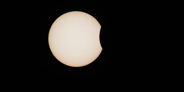 Se observa un eclipse solar parcial el 10 de junio de 2021 en Korla, Prefectura Autónoma Mongola de Bayingolin, Región Autónoma Uigur de Xinjiang de China.