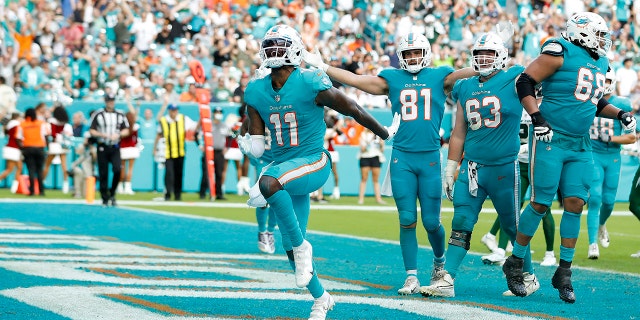 Dolphins trading DeVante Parker to division rival New England Patriots 4 DeVante Parker of the Dolphins celebrates his fourth-quarter touchdown against the New York Jets at Hard Rock Stadium on Dec. 19, 2021, in Miami Gardens, Florida.