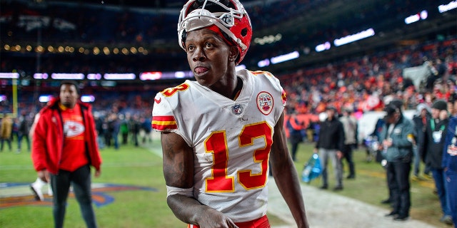 Byron Pringle #13 of the Kansas City Chiefs exits the field after defeating the Denver Broncos 28-24 at Empower Field At Mile High on January 08, 2022, en Denver, Colorado.