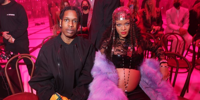 Rocky e Rihanna são vistos no desfile da Gucci durante a Milan Fashion Week Outono/Inverno 2022/23 em fevereiro.