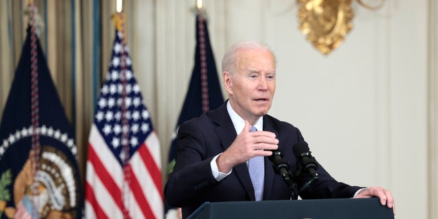 WASHINGTON, DC - APRIL 01: NOSOTROS. President Joe Biden speaks from the State Dining Room of the White House on April 01, 2022 en Washingcorriente continuan, DC.