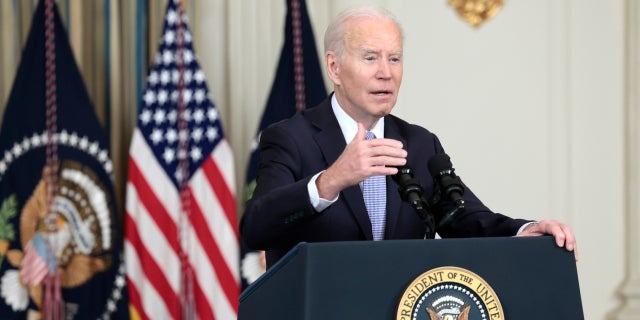 WASHINGTON, DC - APRIL 01: NOSOTROS. President Joe Biden speaks from the State Dining Room of the White House on April 01, 2022 en Washingcorriente continuan, DC.