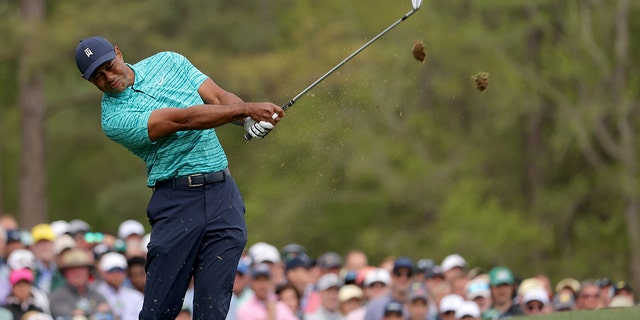 Tiger Woods joue son coup du 12e tee lors du deuxième tour du Masters au Augusta National Golf Club à Augusta, en Géorgie, le 8 avril 2022.