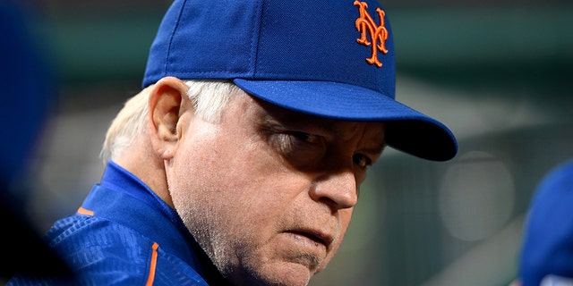 Manager Buck Showalter of the New York Mets watches a game against the Washington Nationals at Nationals Park April 9, 2022, en Washington, CORRIENTE CONTINUA. 