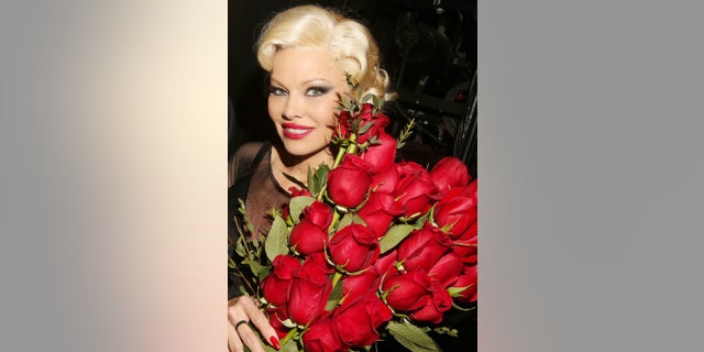Anderson a reçu un bouquet de roses rouges à l'appel du rideau après la soirée portes ouvertes.
