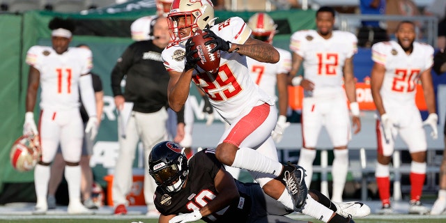Brian Allen #29 of Birmingham Stallions intercepts a pass and then runs the ball for a touchdown in the first quarter of the game against the Houston Gamblers at Protective Stadium on April 23, 2022 버밍엄, 앨라배마.