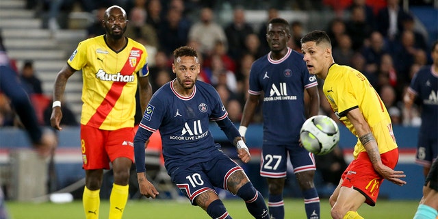 Neymar from Paris Saint-Germain and Florian Sotoca from RC Lens during a match at the Parc des Princes stadium on April 23, 2022 in Paris.