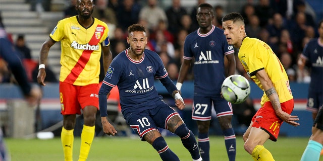 Neymar from Paris Saint-Germain and Florian Sotoca from RC Lens during a match at the Parc des Princes stadium on April 23, 2022 in Paris.