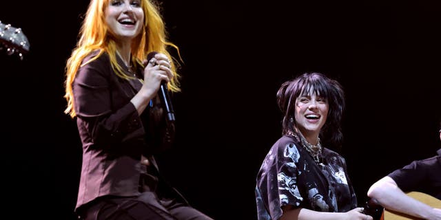 (LR) Hayley Williams e Billie Eilish se apresentam no Coachella Theatre durante o Coachella Valley Music and Arts Festival 2022 em 23 de abril.