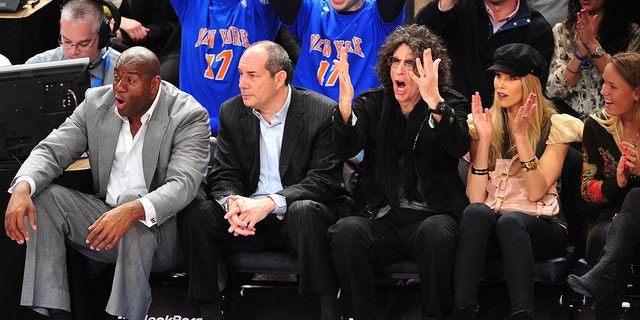 مجیک جانسون و هاوارد استرن در بازی کلیولند کاوالیرز-نیویورک نیکس در مدیسون اسکوئر گاردن در 29 فوریه 2012 در شهر نیویورک نزدیک یکدیگر نشسته اند.