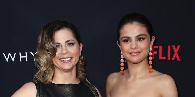 La productora ejecutiva Mandy Teefey (izquierda) y su hija, la actriz y productora ejecutiva Selena Gomez asisten al estreno de Netflix. "13 razones por las que" en Paramount Pictures el 30 de marzo de 2017 en Los Ángeles. 