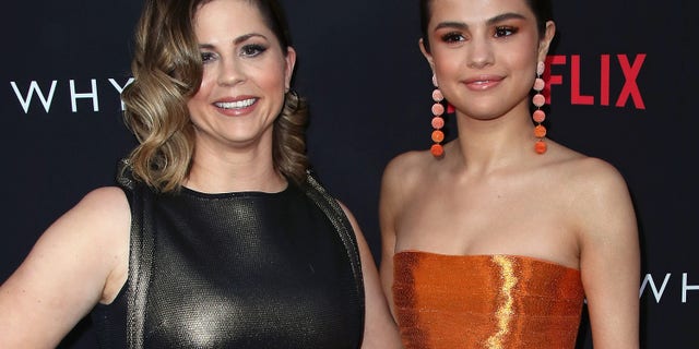 La productora ejecutiva Mandy Teefey (izquierda) y su hija, la actriz y productora ejecutiva Selena Gomez asisten al estreno de Netflix. "13 razones por las que" en Paramount Pictures el 30 de marzo de 2017 en Los Ángeles. 