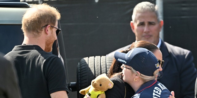 Christopher Sanchez ziet hoe Prins Harry, Hertog van Sussex en Meghan, Hertogin van Sussex de Invictus Games 2020 The Land Rover Challenge bijwonen in het Zuiderpark op 16 april 2022 in Den Haag, Nederland.