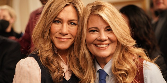 Jennifer Aniston (left) with Lisa Whelchel.