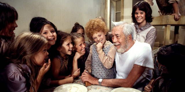 John Huston, director, with Aileen Quinn and other cast members of 