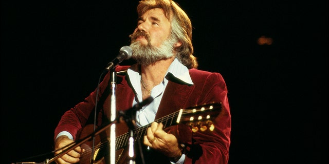 Kenny Rogers performing on stage, circa 1978. 