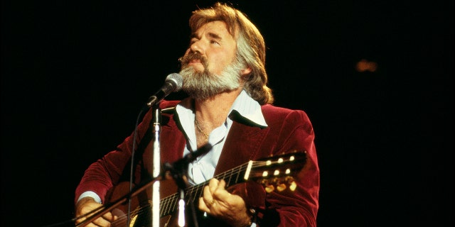 Kenny Rogers performing on stage, circa 1978. 