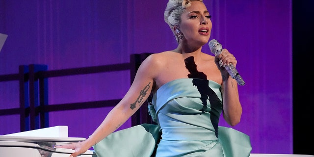 Lady Gaga se apresenta no palco durante o 64º GRAMMY Awards no MGM Grand Garden Arena em 3 de abril de 2022 em Las Vegas, Nevada. 