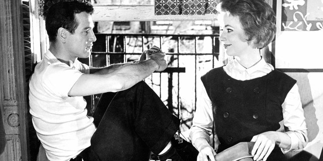 American actors Paul Newman (1925-2008) as Eddie Felson and Piper Laurie as Sarah Packard in "The Hustler," directed by Robert Rossen, 1961.