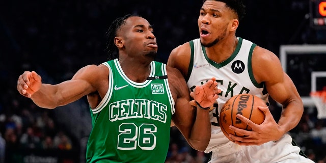 Milwaukee Bucks' Giannis Antetokounmpo drives past Boston Celtics' Aaron Nesmith during the first half of an NBA basketball game Thursday, aprile 7, 2022, a Milwaukee.