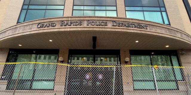 El Departamento de Policía de Grand Rapids visto con barricadas el jueves 14 de abril