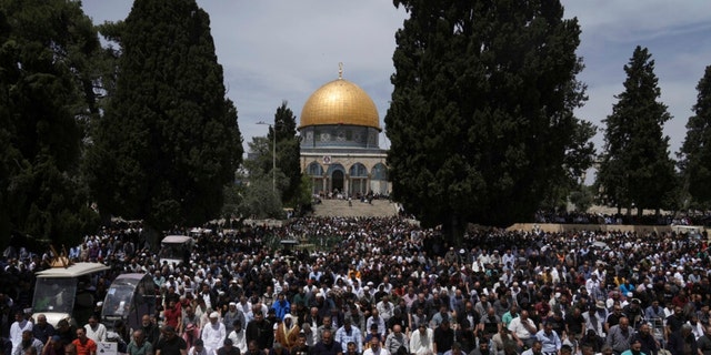 فلسطینی ها برای نماز جمعه در ماه مبارک رمضان، ساعاتی پس از درگیری پلیس اسرائیل با معترضان در محوطه مسجد الاقصی، در شهر قدیمی اورشلیم، جمعه، 22 آوریل 2022، گرد هم می آیند.  