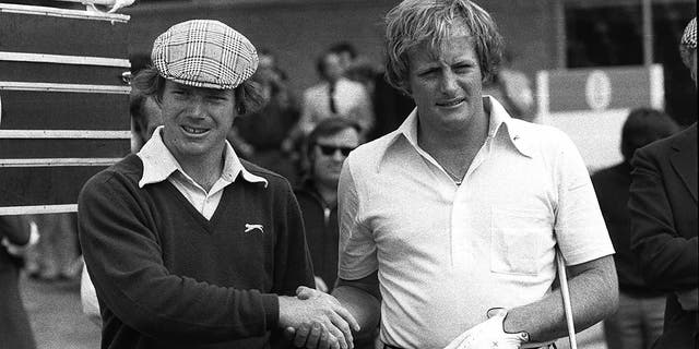 파일 - Tom Watson, 왼쪽, of the U.S.A. and Jack Newton of Australia shake hands before the playoff to decide the winner of the British Open Golf Championship, in Carnoustie, Scotland in July 1975. 뉴턴, who lost to Watson in a 1975 British Open playoff and tied for second behind Seve Ballesteros at the 1980 Masters before his professional golf career ended in a near-fatal plane propeller accident, has died Friday, 4 월 15, 2022. 그는 ~였다 72.