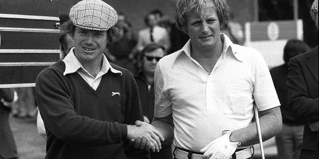 파일 - Tom Watson, 왼쪽, of the U.S.A. and Jack Newton of Australia shake hands before the playoff to decide the winner of the British Open Golf Championship, in Carnoustie, Scotland in July 1975. 뉴턴, who lost to Watson in a 1975 British Open playoff and tied for second behind Seve Ballesteros at the 1980 Masters before his professional golf career ended in a near-fatal plane propeller accident, has died Friday, 4 월 15, 2022. 그는 ~였다 72.