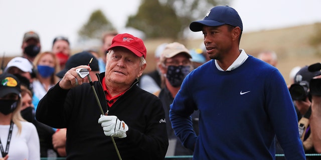 Jack Nicholas fala com Tiger Woods dos Estados Unidos no 19º Tee durante a Paynes Valley Cup no Paines Valley Curriculum em 22 de setembro de 2020 no Big Cedar Lodge em Ridgedale, Missouri.