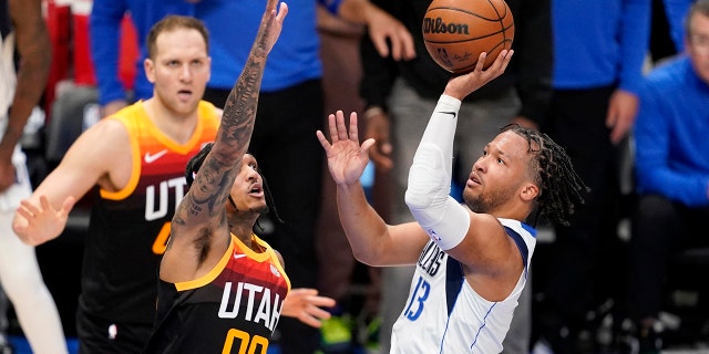 Utah Jazz guard Jordan Clarkson (00) defends against a shot by Dallas Mavericks guard Jalen Brunson (13) in the second half of Game 2 of an NBA basketball first-round playoff series, lunes, abril 18, 2022, en dallas.