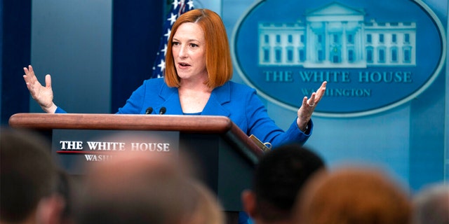 تتحدث السكرتيرة الصحفية للبيت الأبيض جين ساكي في مؤتمر صحفي بالبيت الأبيض في 20 أبريل 2022 في واشنطن.