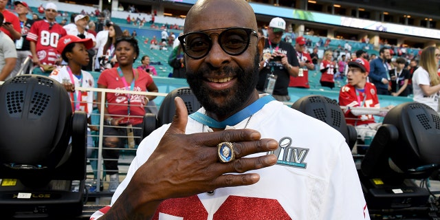 Conocido por su velocidad y eficiencia en el campo, el receptor abierto retirado de la NFL Jerry Rice es tres veces campeón del Super Bowl y fue incluido en el Salón de la Fama en 2010. 