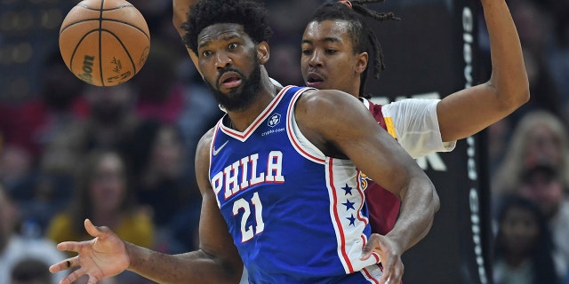 필라델피아 76ers 센터 Joel Embiid (21) reacts after turning the ball over in the first half of an NBA basketball game against the Cleveland Cavaliers, 일요일, 4 월 3, 2022, 클리블랜드.