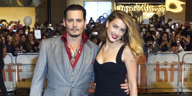 Aktorius Johnny Deppas ir tuometinė žmona Amber Heard filmo premjeroje 