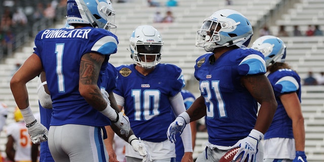 Jordan Ellis des New Orleans Breakers célèbre le Touchdown avec l'équipe n ° 31 au troisième quart du match contre les Stars de Philadelphie le 17 avril 2022 au Protective Stadium de Birmingham, en Alabama.