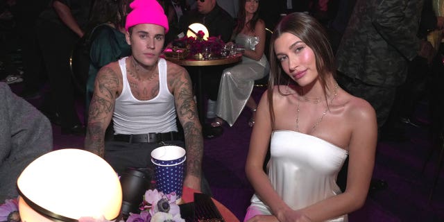 La modelo apareció en la alfombra roja junto a su esposo Justin Bieber.