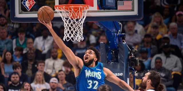 [object Window] (32) shoots ahead of Memphis Grizzlies center Steven Adams (4) during the first half of Game 1 of a first-round NBA basketball playoff series Saturday, April 16, 2022, in Memphis, Tenn.