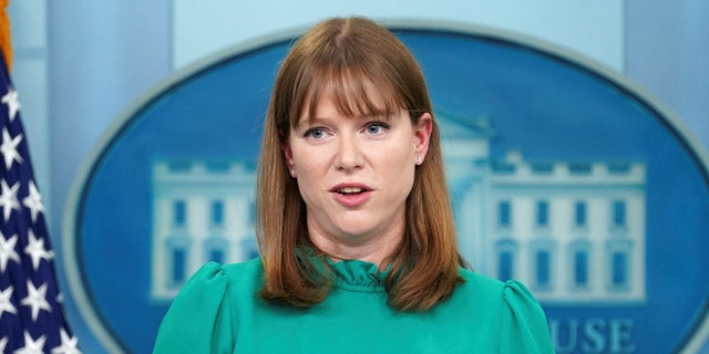 Il direttore delle comunicazioni della Casa Bianca Kate Bedingfield parla durante una conferenza stampa alla Casa Bianca a Washington, Stati Uniti, il 30 marzo 2022. 